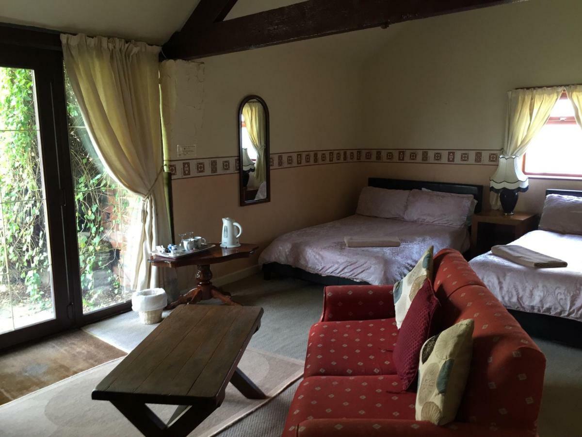 Rolandscroft Guest House พอนทีแฟรกต์ ภายนอก รูปภาพ